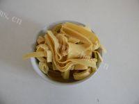 家常菜豆皮炒白菜做法图解1)