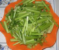 家常菜芹菜炒豆腐皮做法图解1)