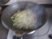 简单的黄豆芽炒肉做法图解3)