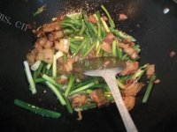 家常蒜苗回锅肉做法图解8)