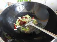色味俱佳的蒜苗炒五花肉做法图解11)