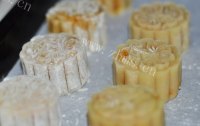 美味可口的红豆广式月饼做法图解6)