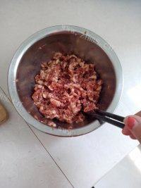 诱人的猪肉茴香包子做法图解3)