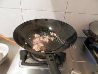 家常菜丝瓜炒肉做法图解2)