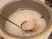 美味的白粥浸鱼腩做法图解3)