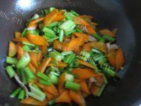 家常菜芹菜胡萝卜炒肉做法图解6)