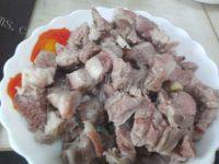 家常牛肉炖萝卜做法图解1)
