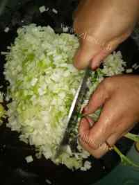 喷香的芹菜炒牛肉做法图解2)