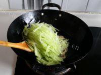 家常菜莴苣炒肉丝做法图解6)