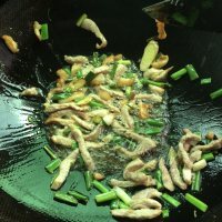 玉盘珍馐的芹菜炒肉做法图解4)