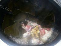 海带黄豆排骨汤做法图解3)