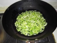 爆香芹菜鸡头米做法图解3)
