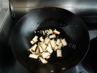 五味俱全的豆干炒韭菜做法图解4)