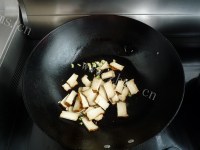 五味俱全的豆干炒韭菜的做法图解四