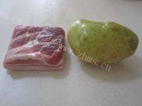 质嫩的土豆扣肉做法图解1)