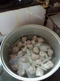 美味的冬瓜肉丸汤做法图解4)