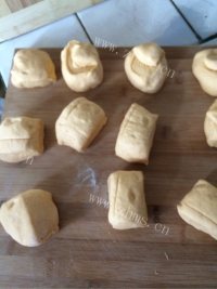 质嫩爽口的南瓜馒头做法图解5)