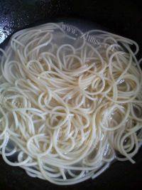 美味的牛排意面套餐做法图解5)