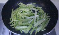 芹菜炒蘑菇做法图解4)