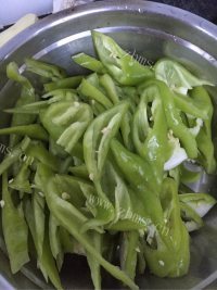 美味的猪肝炒尖椒做法图解2)