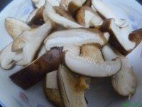 好吃的香菇炖鸡腿做法图解3)