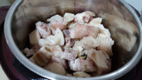 美味的猪脚莲藕汤的做法图解三