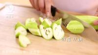 家常菜丝瓜炒油条做法图解1)