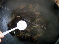 简单的木耳炒肉做法图解8)