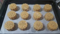 自制广式蛋黄莲蓉月饼做法图解9)