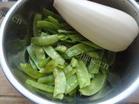 诱人的荷兰豆炒腊肠做法图解2)