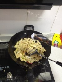 美味营养的土豆炖粉条做法图解8)