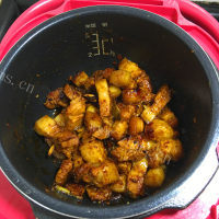 简单易学的美味电饭煲酱香五花肉做法图解18)