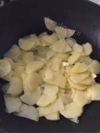 美味营养的西红柿炒土豆片做法图解4)