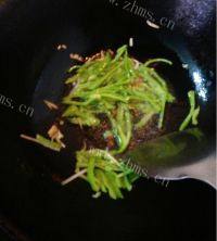 脆香可口尖椒土豆丝做法图解3)