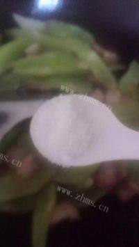 家常菜莴笋炒肉做法图解6)