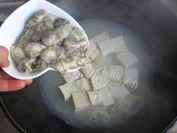 犒劳自己的海蛎子炖豆腐做法图解6)