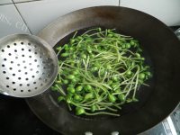 鲜香美味豆苗鱿鱼煲仔饭做法图解11)