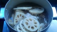 大受欢迎的蹄膀莲藕汤做法图解7)