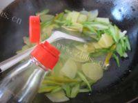 家常菜芹菜炒土豆片做法图解7)