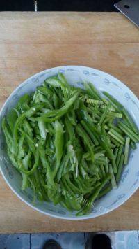 营养丰富的蒜苔肉丝做法图解1)