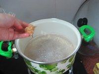 美味的紫菜瘦肉蛋花汤做法图解3)