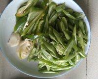 五花肉炒四季豆做法图解2)