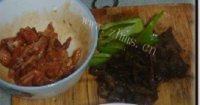 家常菜蒜薹木耳炒肉丝做法图解2)