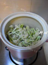 家常菜菜花木耳排骨汤做法图解9)