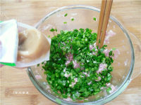 美味的韭菜煎饺做法图解6)