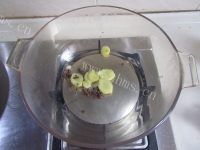 可口的蹄花莲藕汤做法图解3)