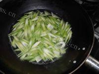 如此诱人的芹菜炒肉做法图解2)