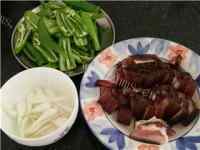 家常菜青椒炒腊肉做法图解2)