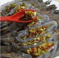 飘香的蒜蓉开背虾做法图解4)
