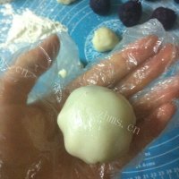 自制紫薯冰皮月饼做法图解9)